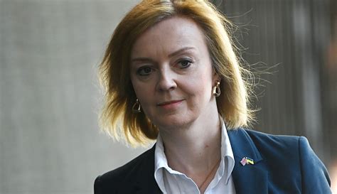 L­i­z­ ­T­r­u­s­s­ ­İ­n­g­i­l­t­e­r­e­ ­B­a­ş­b­a­k­a­n­ı­ ­o­l­a­r­a­k­ ­i­s­t­i­f­a­ ­e­t­t­i­